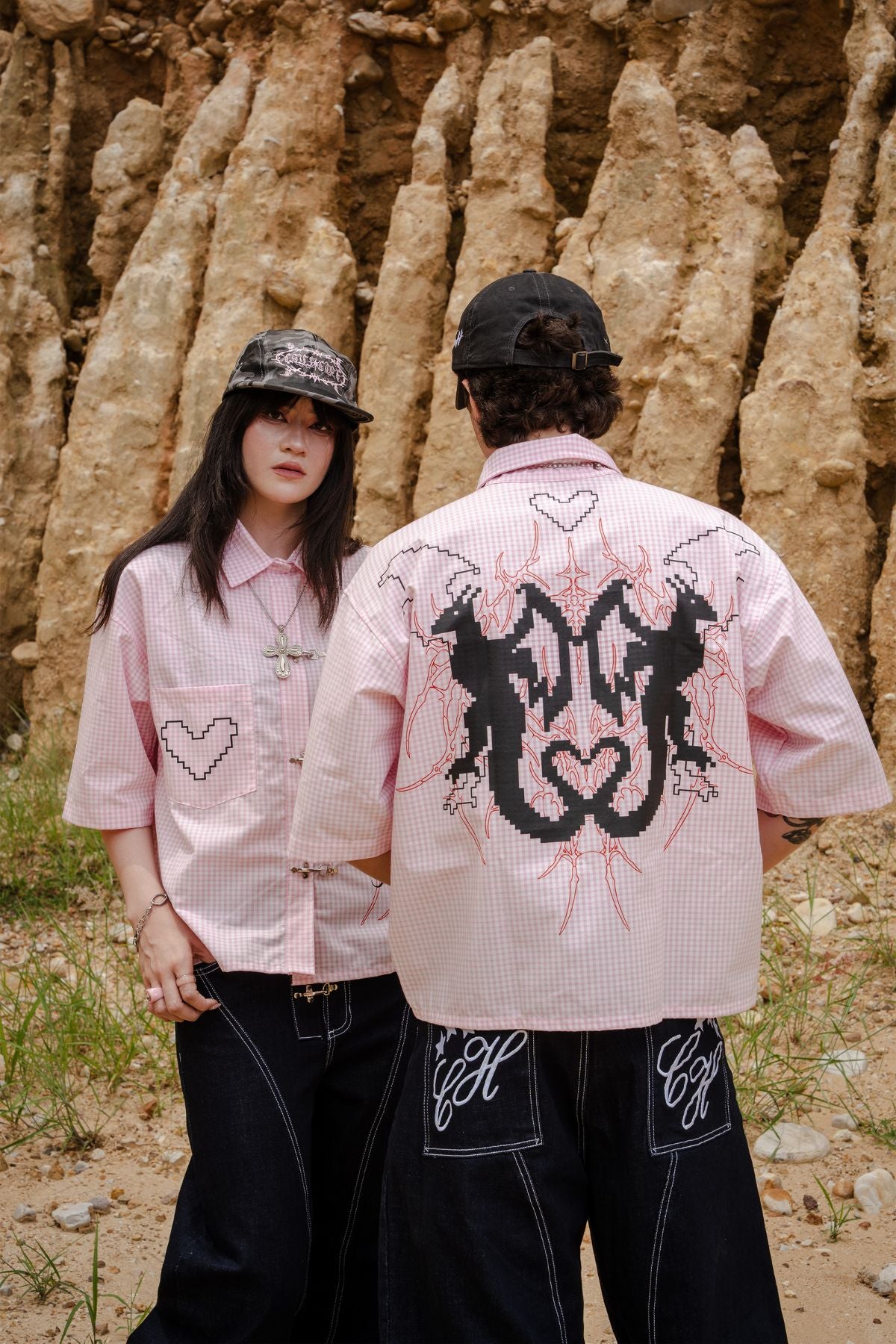Camisa Frog Closures CHILL boxy fit rosa cuadros — estampado tribal pixel art y cierres tipo alamar, streetwear hecho en Colombia