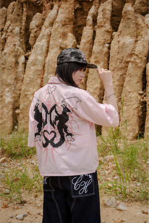 Camisa Frog Closures CHILL boxy fit rosa cuadros — estampado tribal pixel art y cierres tipo alamar, streetwear hecho en Colombia