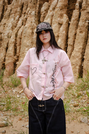 Camisa Frog Closures CHILL boxy fit rosa cuadros — estampado tribal pixel art y cierres tipo alamar, streetwear hecho en Colombia