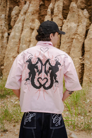 Camisa Frog Closures CHILL boxy fit rosa cuadros — estampado tribal pixel art y cierres tipo alamar, streetwear hecho en Colombia