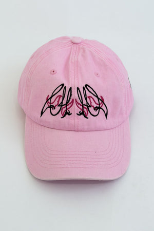 Gorra CHILL Bloom rosa 6 paneles — drill con bordado tribal negro y fucsia, accesorio streetwear hecho en Colombia