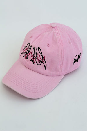 Gorra CHILL Bloom rosa 6 paneles — drill con bordado tribal negro y fucsia, accesorio streetwear hecho en Colombia