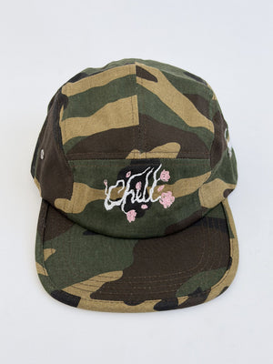 Gorra CHILL camuflada 5 paneles — drill camuflado con bordado Chill y flores de cerezo, streetwear hecho en Colombia
