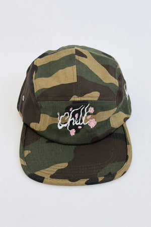 Gorra CHILL camuflada 5 paneles — drill camuflado con bordado Chill y flores de cerezo, streetwear hecho en Colombia