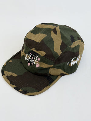 Gorra CHILL camuflada 5 paneles — drill camuflado con bordado Chill y flores de cerezo, streetwear hecho en Colombia