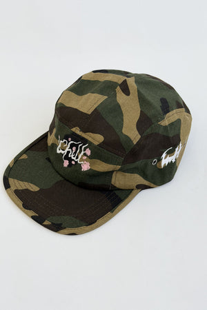 Gorra CHILL camuflada 5 paneles — drill camuflado con bordado Chill y flores de cerezo, streetwear hecho en Colombia