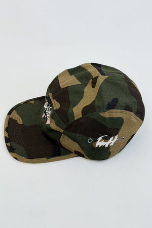 Gorra CHILL camuflada 5 paneles — drill camuflado con bordado Chill y flores de cerezo, streetwear hecho en Colombia