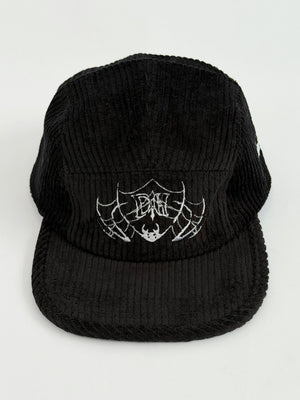 Gorra 5 paneles CHILL pana corduroy negra — bordado gótico de telaraña y murciélago, accesorio streetwear hecho en Colombia