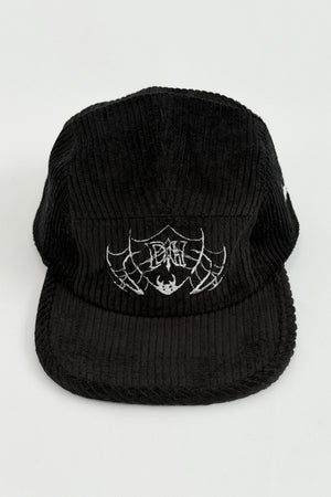 Gorra 5 paneles CHILL pana corduroy negra — bordado gótico de telaraña y murciélago, accesorio streetwear hecho en Colombia