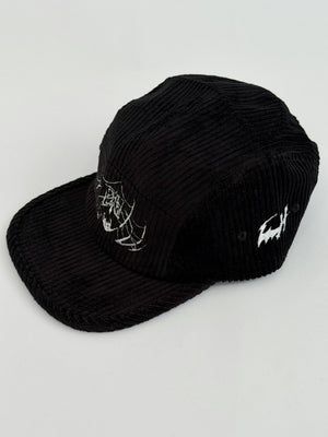 Gorra 5 paneles CHILL pana corduroy negra — bordado gótico de telaraña y murciélago, accesorio streetwear hecho en Colombia
