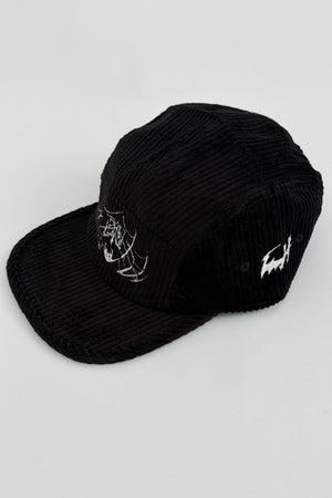 Gorra 5 paneles CHILL pana corduroy negra — bordado gótico de telaraña y murciélago, accesorio streetwear hecho en Colombia