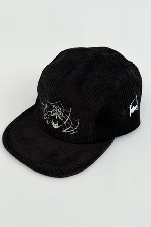 Gorra 5 paneles CHILL pana corduroy negra — bordado gótico de telaraña y murciélago, accesorio streetwear hecho en Colombia