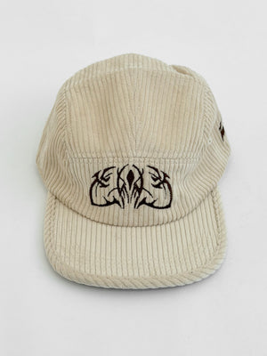 Gorra 5 paneles CHILL pana corduroy hueso — bordado tribal café, accesorio streetwear hecho en Colombia