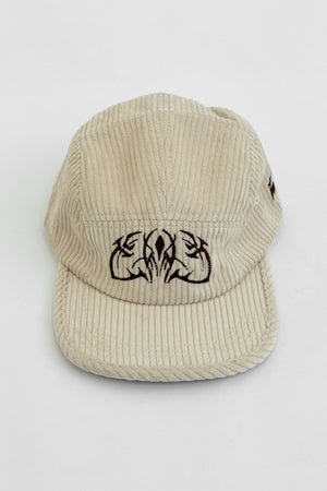 Gorra 5 paneles CHILL pana corduroy hueso — bordado tribal café, accesorio streetwear hecho en Colombia