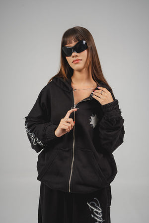 Hoodie con cierre From The Void CHILL negro oversize 400gr — algodón 100% unisex con estampado gótico demonio en serigrafía, cierre YKK y efectos raw edge, streetwear hecho en Colombia