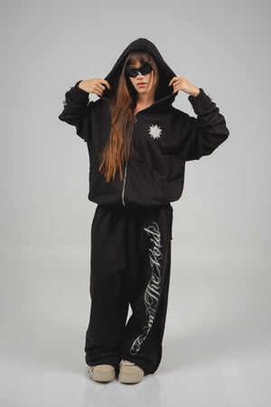 Hoodie con cierre From The Void CHILL negro oversize 400gr — algodón 100% unisex con estampado gótico demonio en serigrafía, cierre YKK y efectos raw edge, streetwear hecho en Colombia