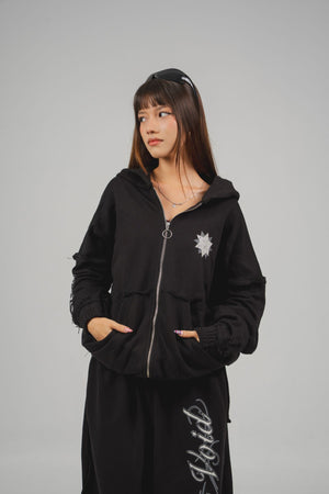 Hoodie con cierre From The Void CHILL negro oversize 400gr — algodón 100% unisex con estampado gótico demonio en serigrafía, cierre YKK y efectos raw edge, streetwear hecho en Colombia