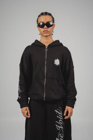 Hoodie con cierre From The Void CHILL negro oversize 400gr — algodón 100% unisex con estampado gótico demonio en serigrafía, cierre YKK y efectos raw edge, streetwear hecho en Colombia