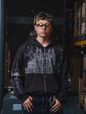 Hoodie con cierre CHILL negro oversize — algodón pesado con estampado gótico catedral en serigrafía, streetwear hecho en Colombia