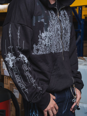 Hoodie con cierre CHILL negro oversize — algodón pesado con estampado gótico catedral en serigrafía, streetwear hecho en Colombia
