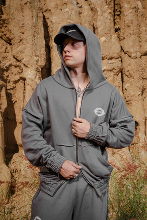 Hoodie Lace CHILL gris oversize 400gr — algodón con doble cierre YKK y detalles raw edge deconstruidos, streetwear hecho en Colombia