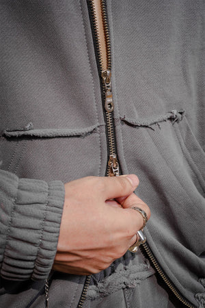 Hoodie Lace CHILL gris oversize 400gr — algodón con doble cierre YKK y detalles raw edge deconstruidos, streetwear hecho en Colombia