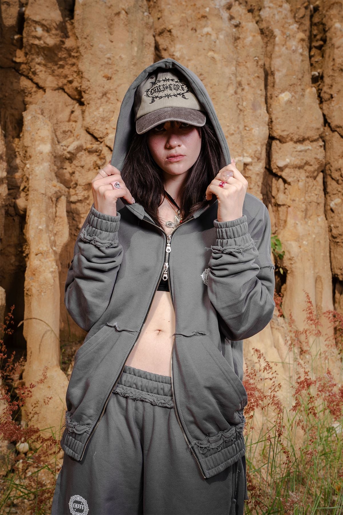 Hoodie Lace CHILL gris oversize 400gr — algodón con doble cierre YKK y detalles raw edge deconstruidos, streetwear hecho en Colombia