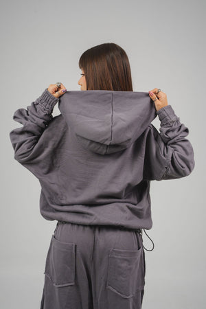 Hoodie Lace CHILL gris oversize 400gr — algodón con doble cierre YKK y detalles raw edge deconstruidos, streetwear hecho en Colombia