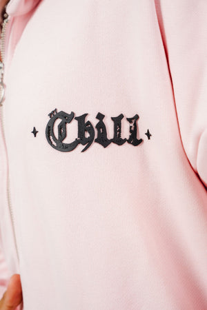 Hoodie con cierre Chill Pink CHILL rosa oversize unisex 400gr — algodón con estampado tribal gótico en serigrafía alto relieve en pecho y espalda, streetwear hecho en Colombia