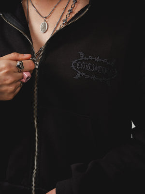 Hoodie con cierre chill core negro cropped 330gr — algodón con logo Chill script en serigrafía, hoodie femenino streetwear hecho en Colombia