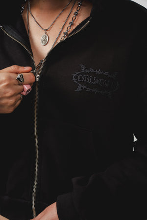 Hoodie con cierre chill core negro cropped 330gr — algodón con logo Chill script en serigrafía, hoodie femenino streetwear hecho en Colombia