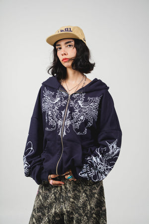 Hoodie con cierre Gryphon CHILL azul marino oversize unisex 330gr — algodón con estampado heráldico de grifos en serigrafía blanca en pecho y mangas, streetwear hecho en Colombia
