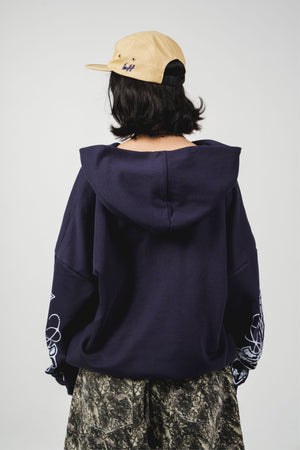 Hoodie con cierre Gryphon CHILL azul marino oversize unisex 330gr — algodón con estampado heráldico de grifos en serigrafía blanca en pecho y mangas, streetwear hecho en Colombia