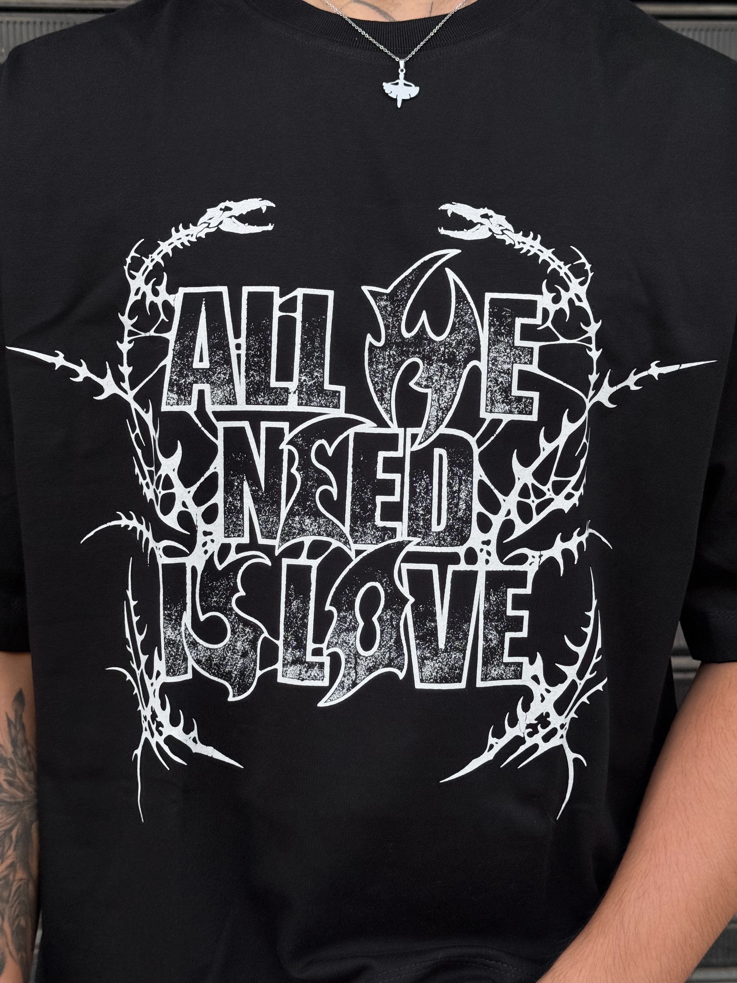 Camiseta All We Need Is Love