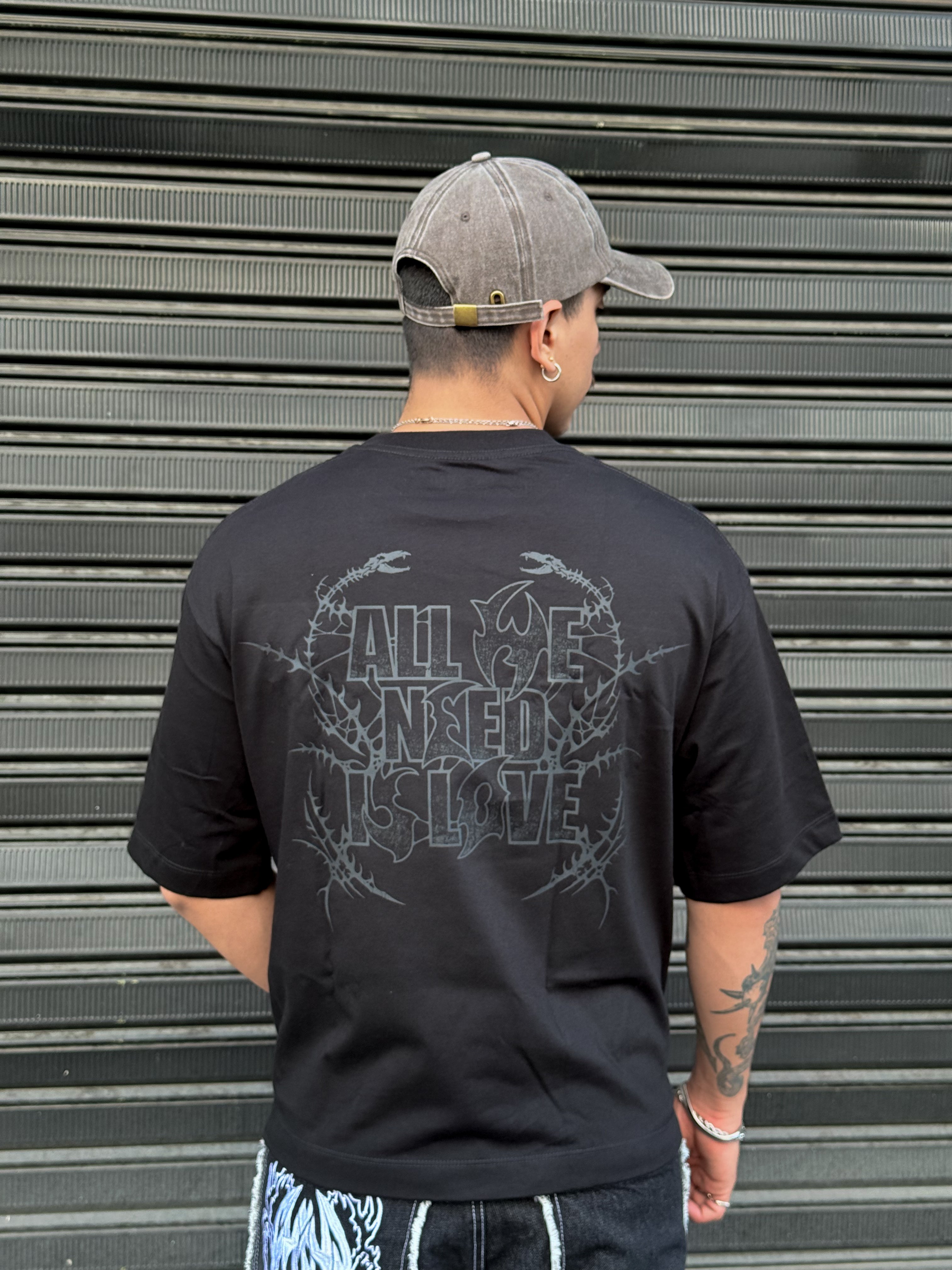 Camiseta All We Need Is Love