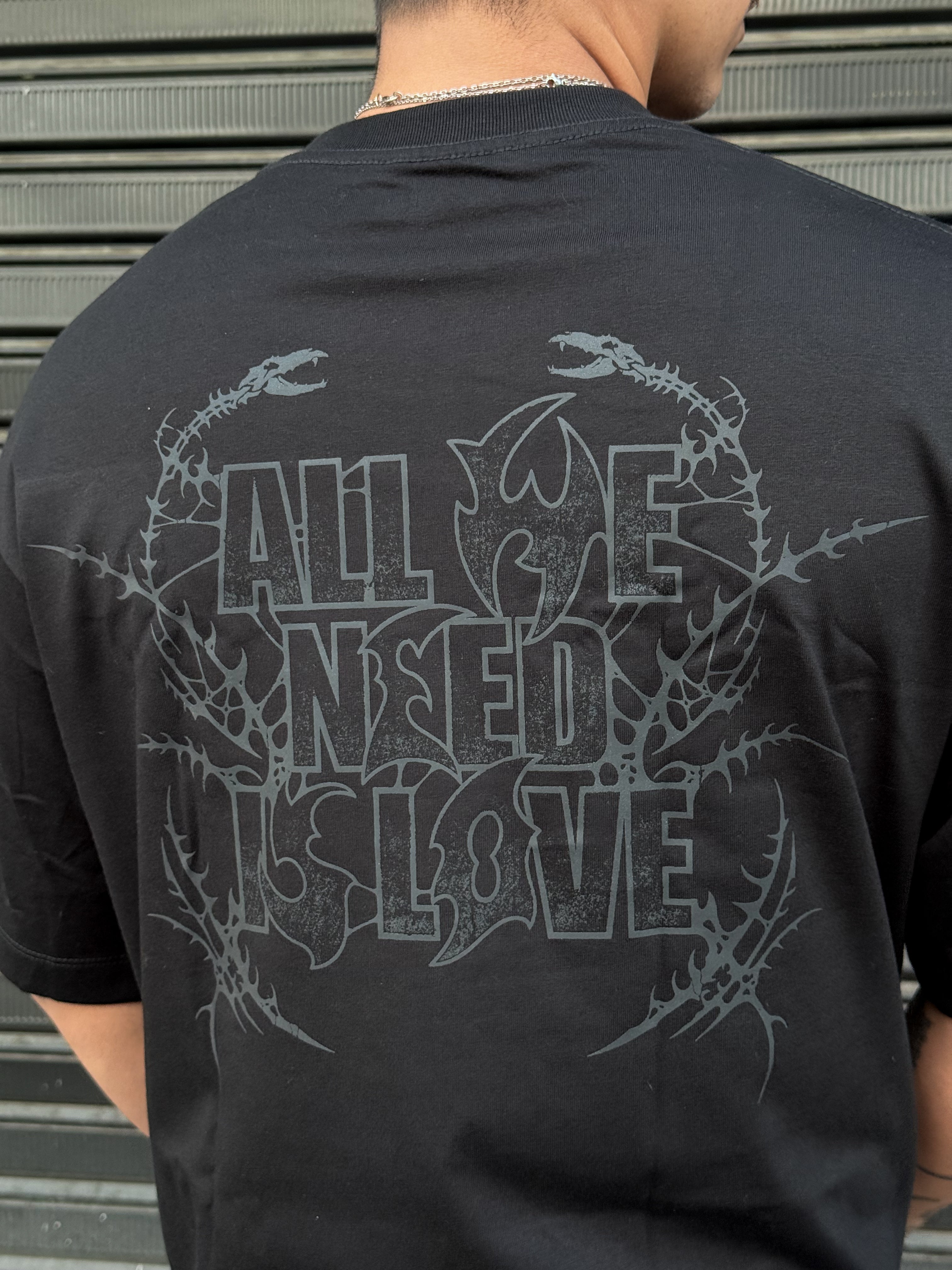Camiseta All We Need Is Love
