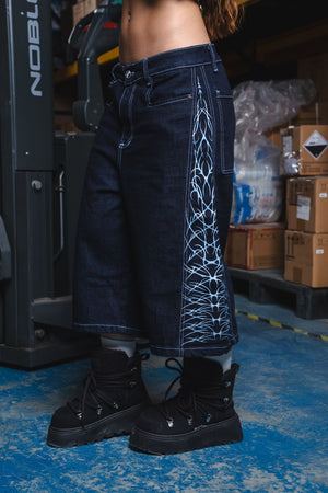 Jorts CHILL azul raw denim — bermuda baggy con estampado tribal serigrafía, streetwear hecho en Colombia