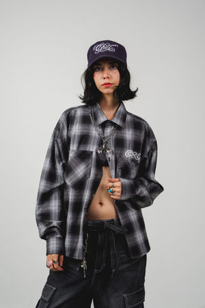 Leñadora Chill world wide negra boxy fit manga larga unisex — camisa a cuadros con lettering script en espalda y CHL en pecho en serigrafía, streetwear hecho en Colombia