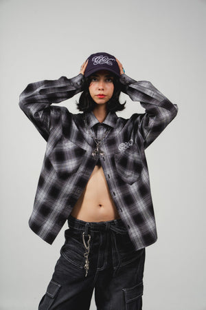 Leñadora Chill world wide negra boxy fit manga larga unisex — camisa a cuadros con lettering script en espalda y CHL en pecho en serigrafía, streetwear hecho en Colombia