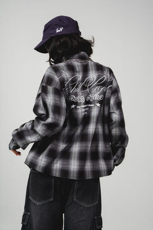 Leñadora Chill world wide negra boxy fit manga larga unisex — camisa a cuadros con lettering script en espalda y CHL en pecho en serigrafía, streetwear hecho en Colombia