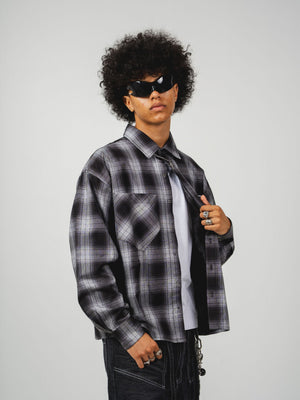 Leñadora Chill world wide negra boxy fit manga larga unisex — camisa a cuadros con lettering script en espalda y CHL en pecho en serigrafía, streetwear hecho en Colombia