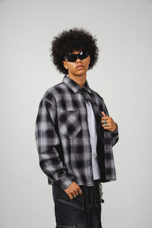 Leñadora Chill world wide negra boxy fit manga larga unisex — camisa a cuadros con lettering script en espalda y CHL en pecho en serigrafía, streetwear hecho en Colombia