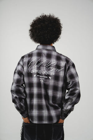 Leñadora Chill world wide negra boxy fit manga larga unisex — camisa a cuadros con lettering script en espalda y CHL en pecho en serigrafía, streetwear hecho en Colombia