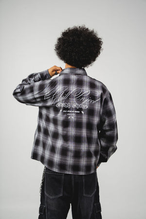 Leñadora Chill world wide negra boxy fit manga larga unisex — camisa a cuadros con lettering script en espalda y CHL en pecho en serigrafía, streetwear hecho en Colombia