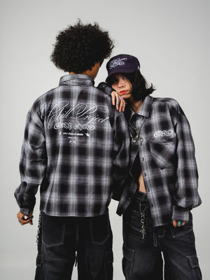 Leñadora Chill world wide negra boxy fit manga larga unisex — camisa a cuadros con lettering script en espalda y CHL en pecho en serigrafía, streetwear hecho en Colombia