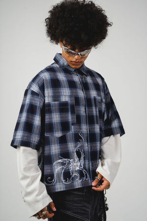 Leñadora Under The Sky CHILL azul boxy fit unisex — camisa a cuadros con doble manga blanca, golondrinas y lettering script en serigrafía, streetwear hecho en Colombia