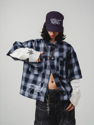 Leñadora Under The Sky CHILL azul boxy fit unisex — camisa a cuadros con doble manga blanca, golondrinas y lettering script en serigrafía, streetwear hecho en Colombia