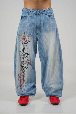 Spider Lily Jean CHILL celeste barrel — denim 100% algodón unisex con estampado floral tribal en pierna y bordado en bolsillos traseros, streetwear hecho en Colombia