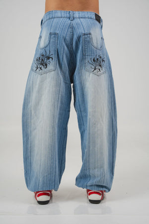Spider Lily Jean CHILL celeste barrel — denim 100% algodón unisex con estampado floral tribal en pierna y bordado en bolsillos traseros, streetwear hecho en Colombia