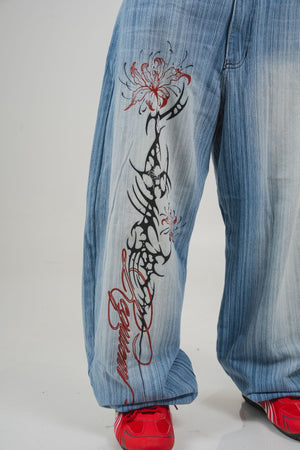 Spider Lily Jean CHILL celeste barrel — denim 100% algodón unisex con estampado floral tribal en pierna y bordado en bolsillos traseros, streetwear hecho en Colombia